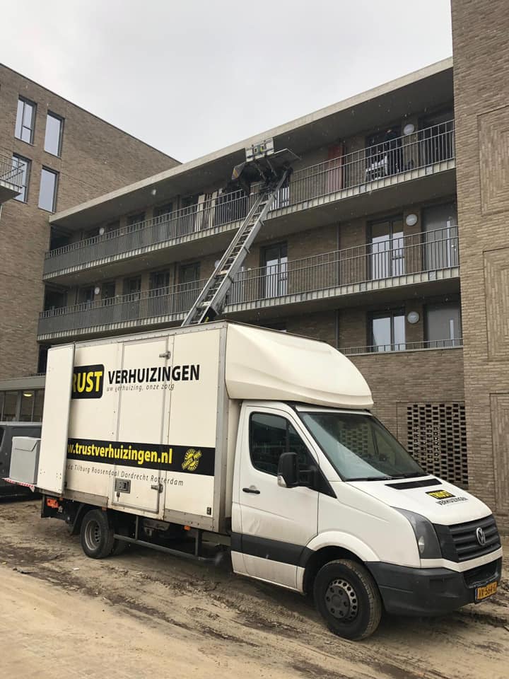 Trust Verhuizingen aan het werk met verhuislift in Breda