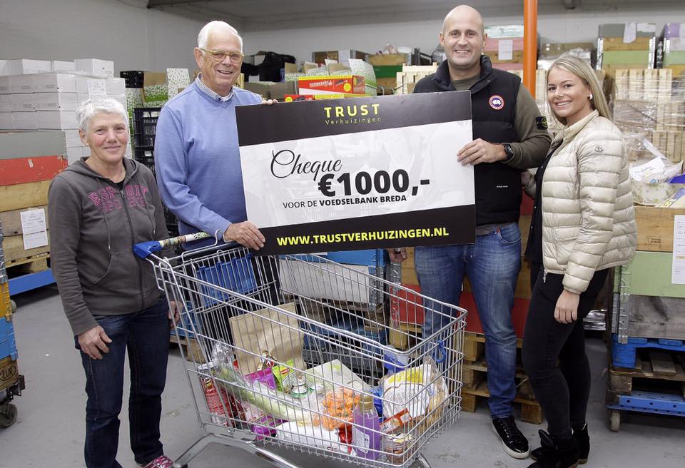 Het team van Trust Verhuizingen doneert aan de Voedselbank Breda