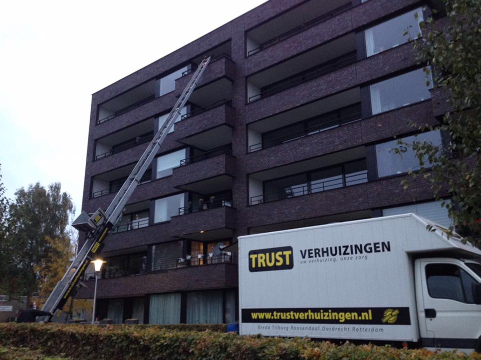 Trust Verhuizingen verhuislift bij een appartement in Breda